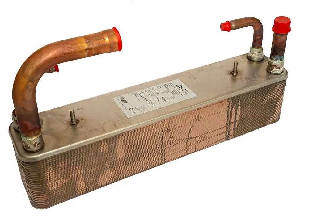 Plattenwärmetauscher mit zwei Kupferrohren, der von Daikin genutzt wird. Die Oberfläche zeigt ein metallisches Design mit einem typischen Stanzmuster für Wärmeübertragung.